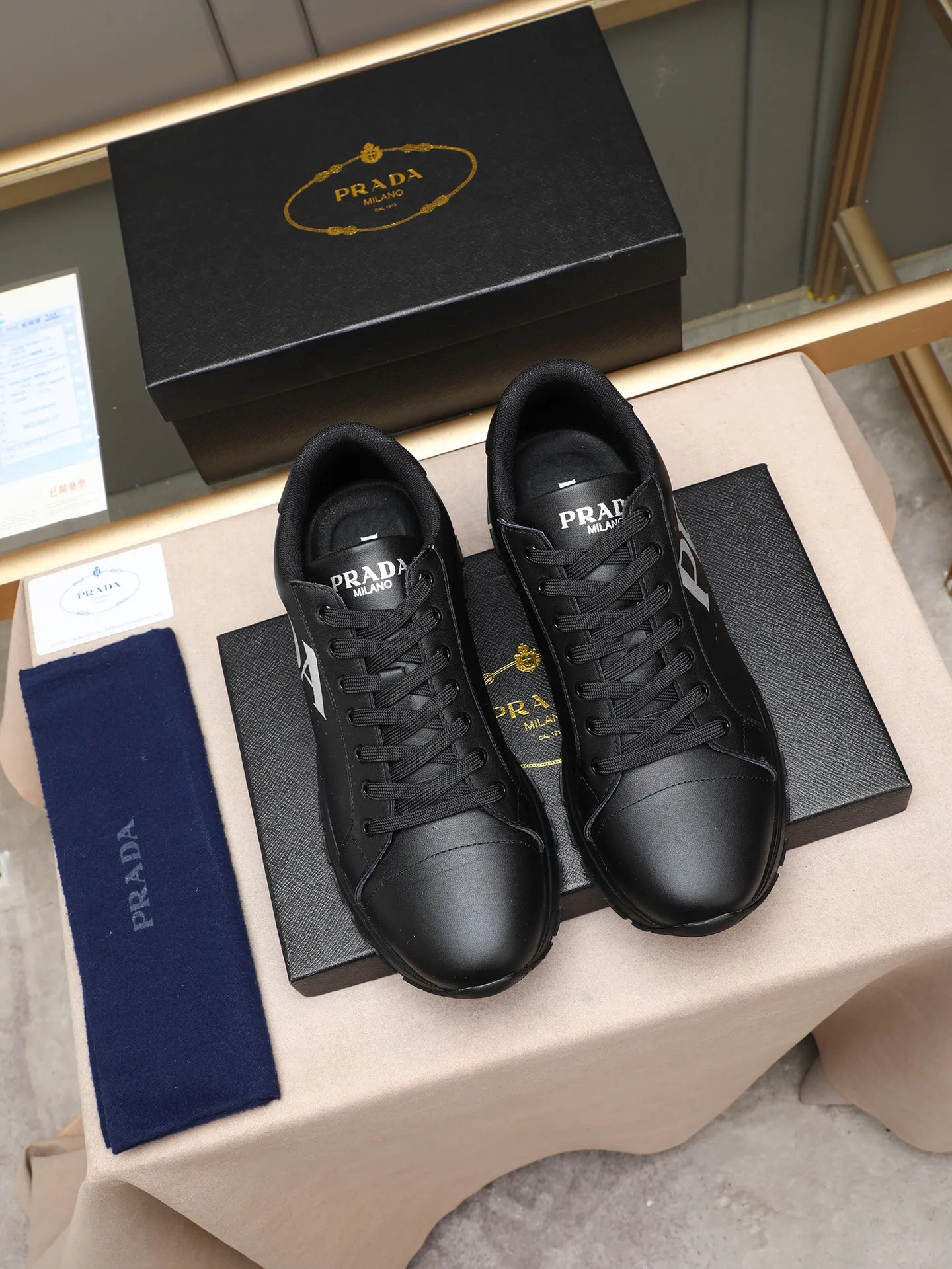 Men's shoes 💰460 PRADA's new model is on the market, the picture above is a must-sell! Fashionable casual men's shoes, trendy and versatile, relaxed and sporty style, imported cowhide leather uppers 3D printed and ultra-fine workmanship. Light and comfortable on the feet, available in 5 colors! 38-44(45 customized)